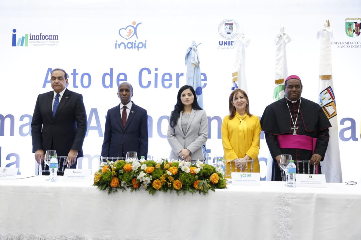 Rector de UNIBE, Directores del INAFOCAM e INAIPI, la Representante de la OEI en la RD y el Rector de la UCSD posan de pie